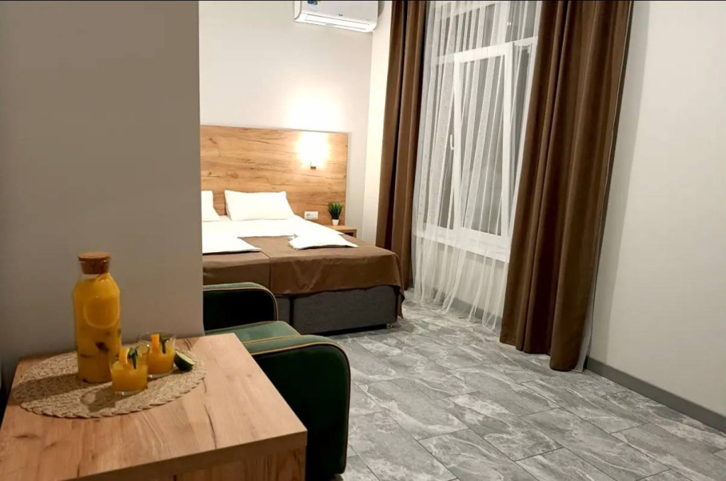 Гостевой дом Амина - двуспальная кровать, номер сбоку.jpg