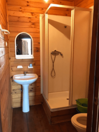Гостевой дом Анакопия, умывальник и душ в номере.png Гостевой дом Анакопия, умывальник и душ в номере.png