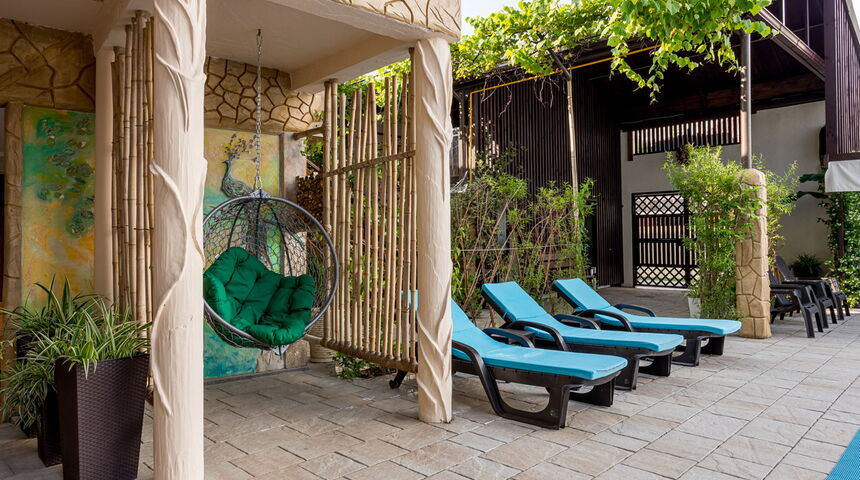 Гостевой дом Лаура вид на шезлонги.jpg