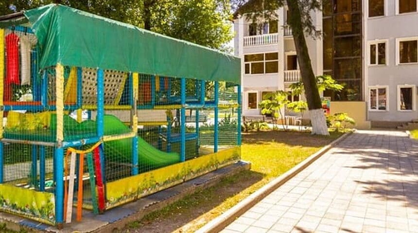 Отель Водопад в Новом Афоне, детская площадка.jpg