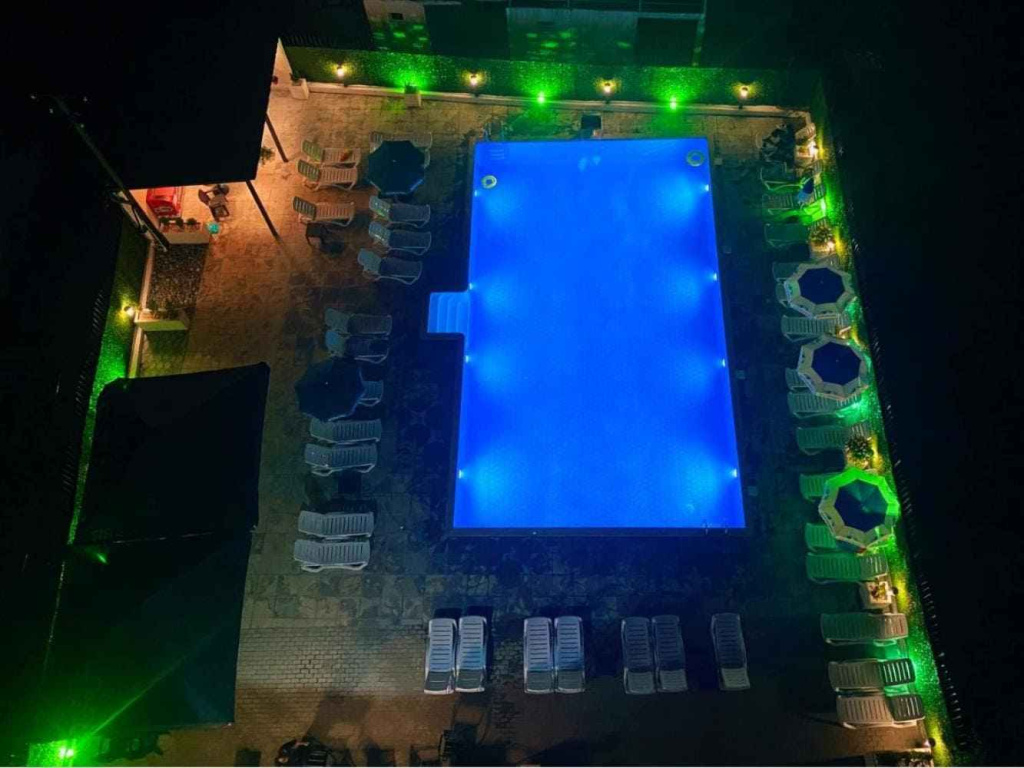 Royal Palace в Кобулети общий вид на бассейн сверху.jpg