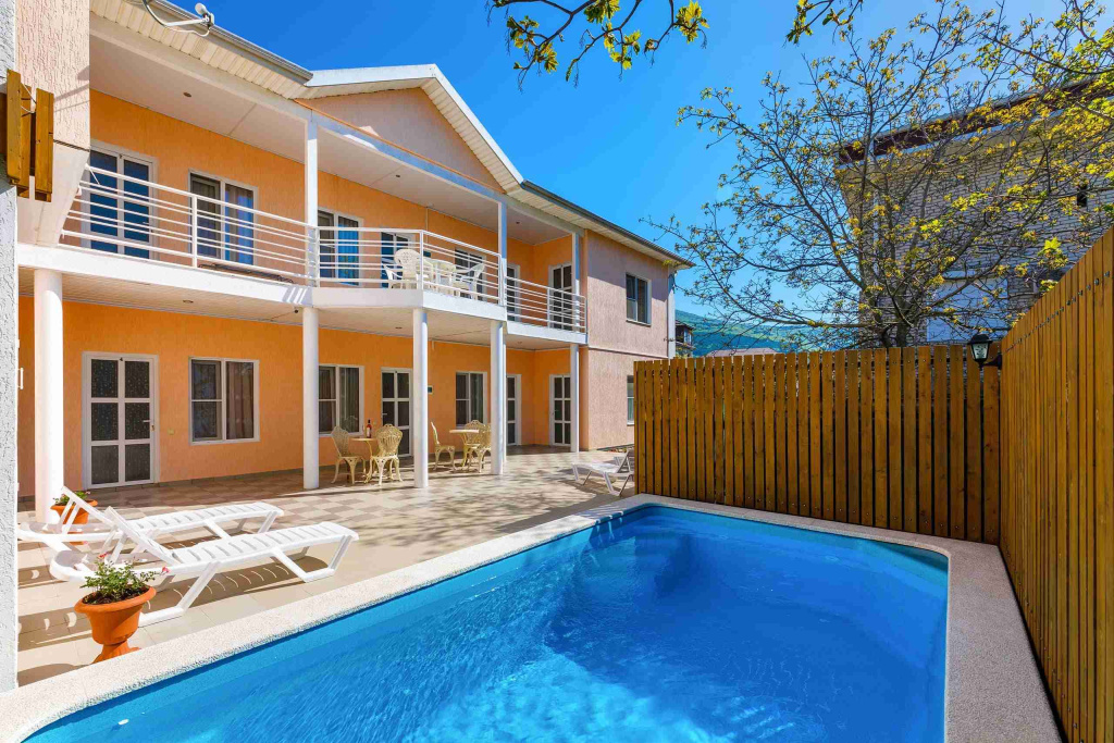 Гостевой дом Алеан в Кабардине центральный вид.jpg