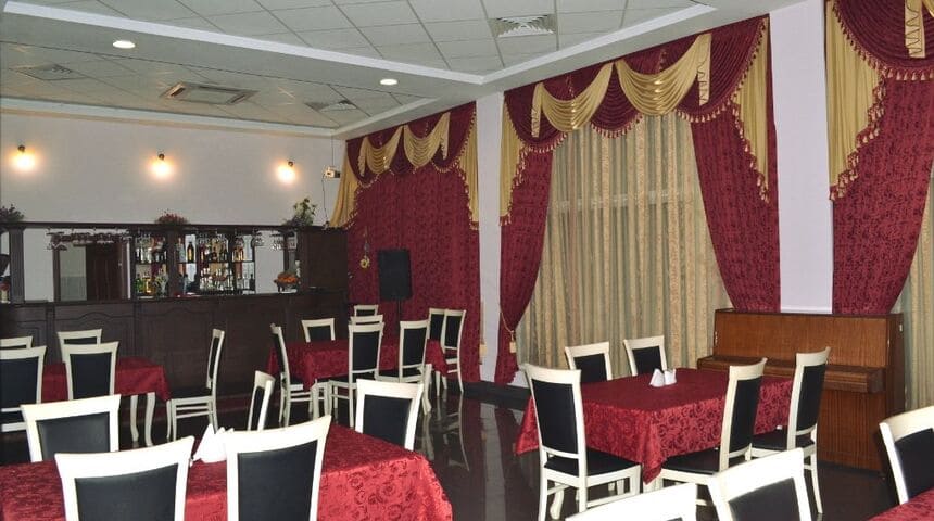 Отель Руслан в Гаграх, столовая.jpg