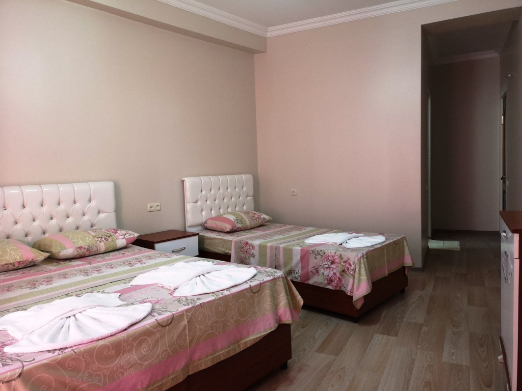 Отель Евразия, Батуми, 3-х местный номер розовый.jpg