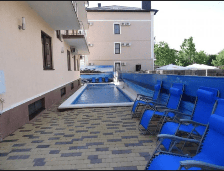 Гостевой дом Achilles Palace бассейн сбоку.png