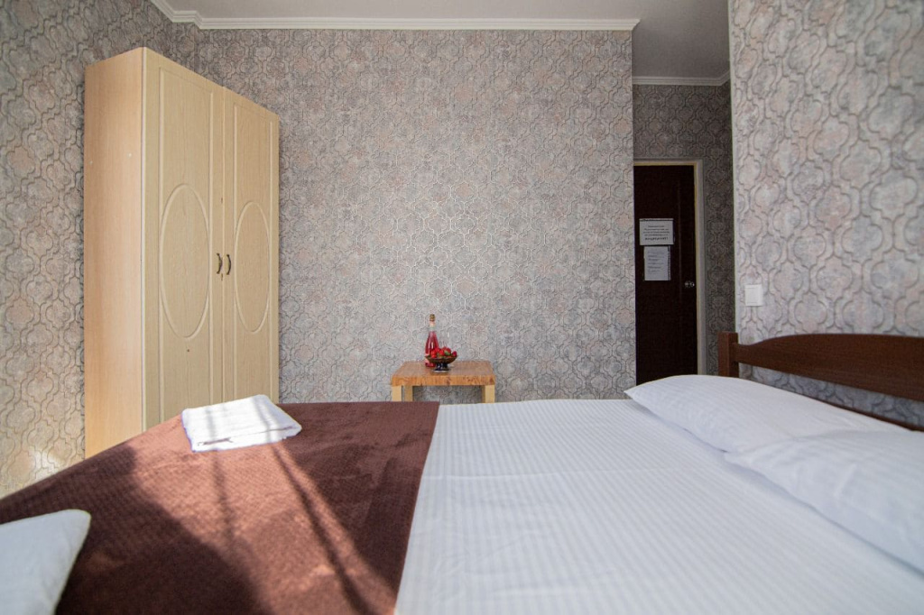 Гостевой дом Солнышко в Геленджике,двуспальная кровать и вид из номера.jpg