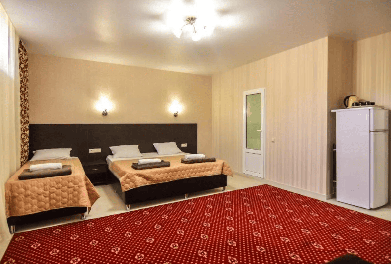 Гостевой дом Династия в Кабардинке 3-х местный номер.png