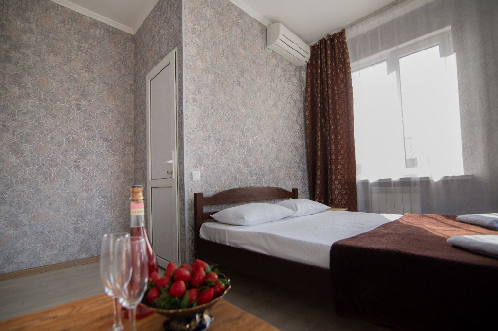 Гостевой дом Солнышко в Геленджике, глубника с шампанским и двуспальной кроватью.jpg