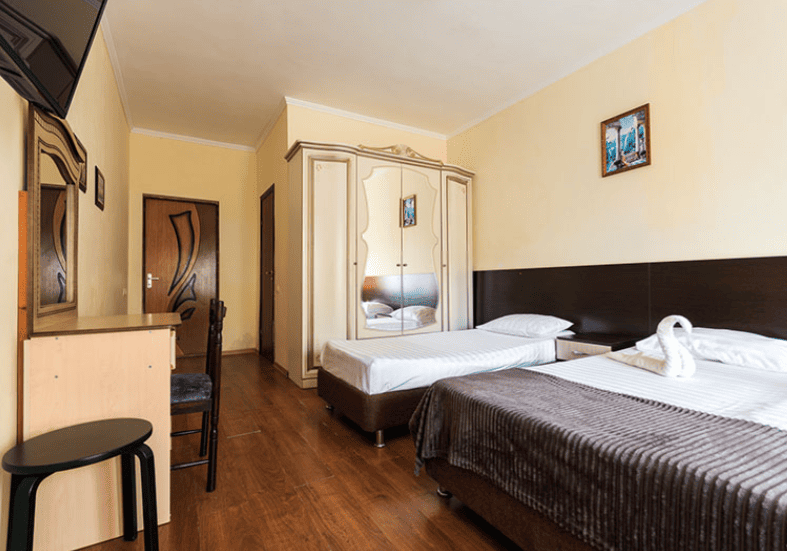 Гостевой дом Дубовая роща в Лермонтово 3-х местный номер 2-х спальная и 1-о спальная.png