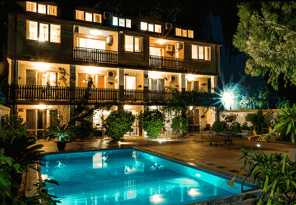 Гостевой дом Сказка в Гагра вечерний вид.png