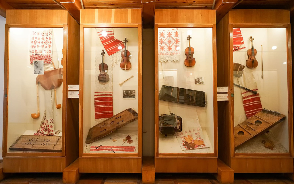 Музейно-выставочный комплекс в Заславле вид на витрину.jpg