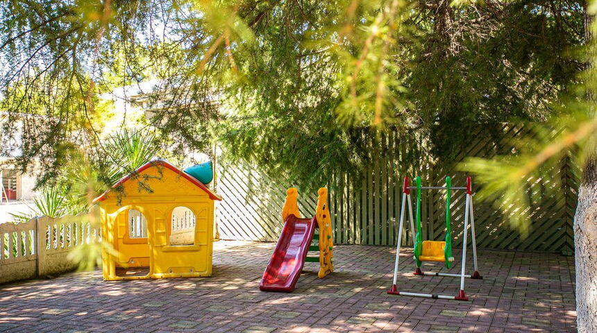 Гостевой дом Гости Кавказа в Цандрипшвид вид на детскую площадку.jpg