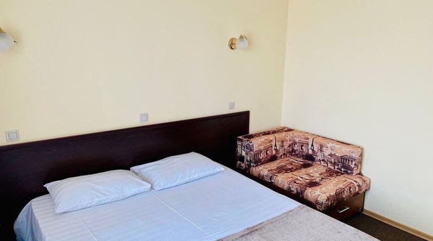 Гостевой дом София на Медовой боковой вид на номер с двуспальной кроватью.jpg