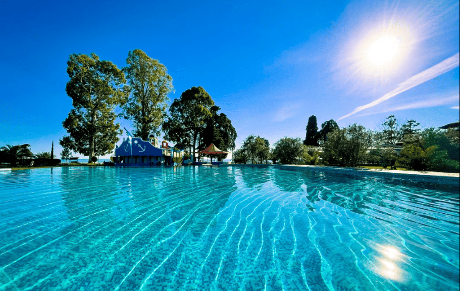 Отель Анакопия Клаб 3 вид из бассейнов.png