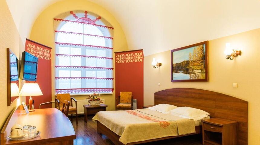 Гостиница Онежский замок -номер с двуспальной кроватью.jpg