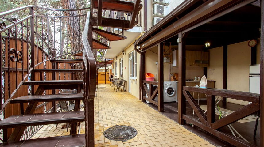 Гостевой дом Сто шагов в Геледжике лестница.jpg