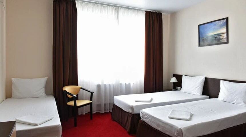 Гостиница Бархатные сезоны вид на трехместный номер.jpg