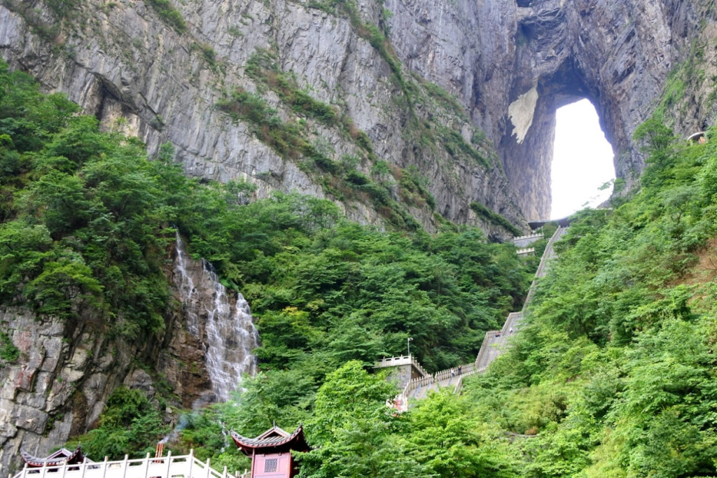 Горы Тяньцзышань , неюесные врата.jpg