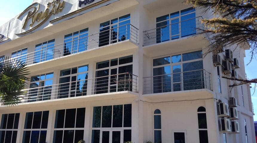 Отель Руслан в Гаграх, боковой вид.jpg