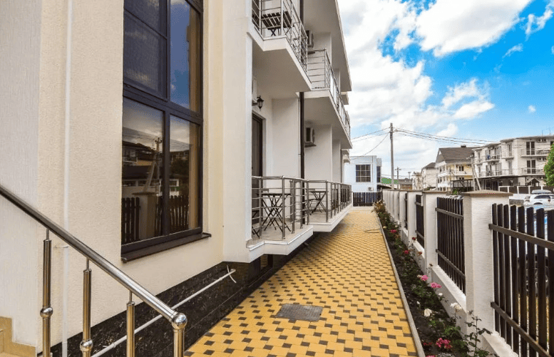 Гостевой дом Династия в Кабардинке боковой вид.png