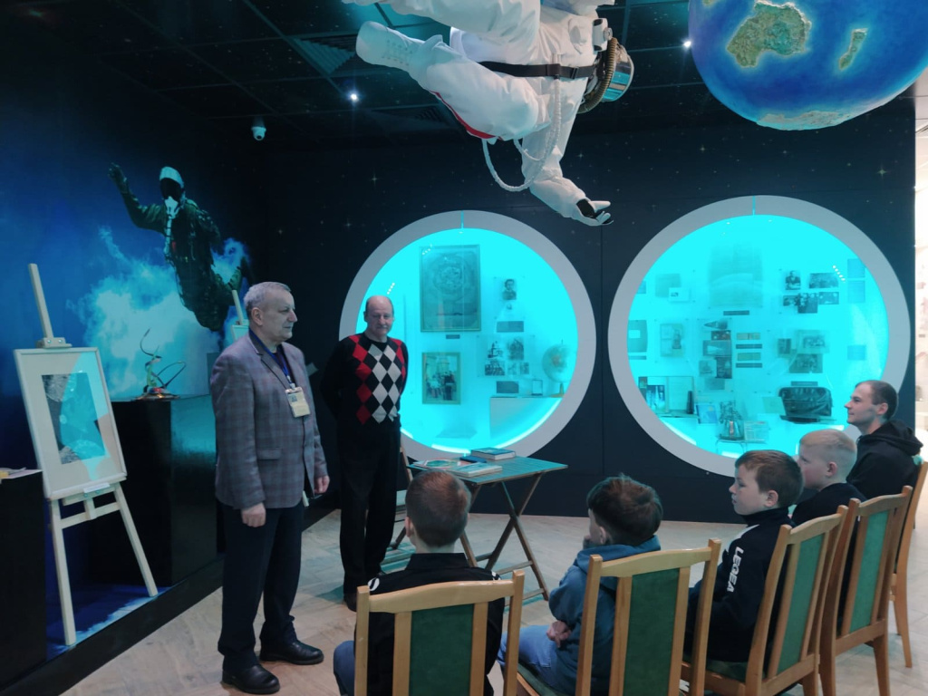 Зал космонавтики слуцкого краеведческого музея.jpg