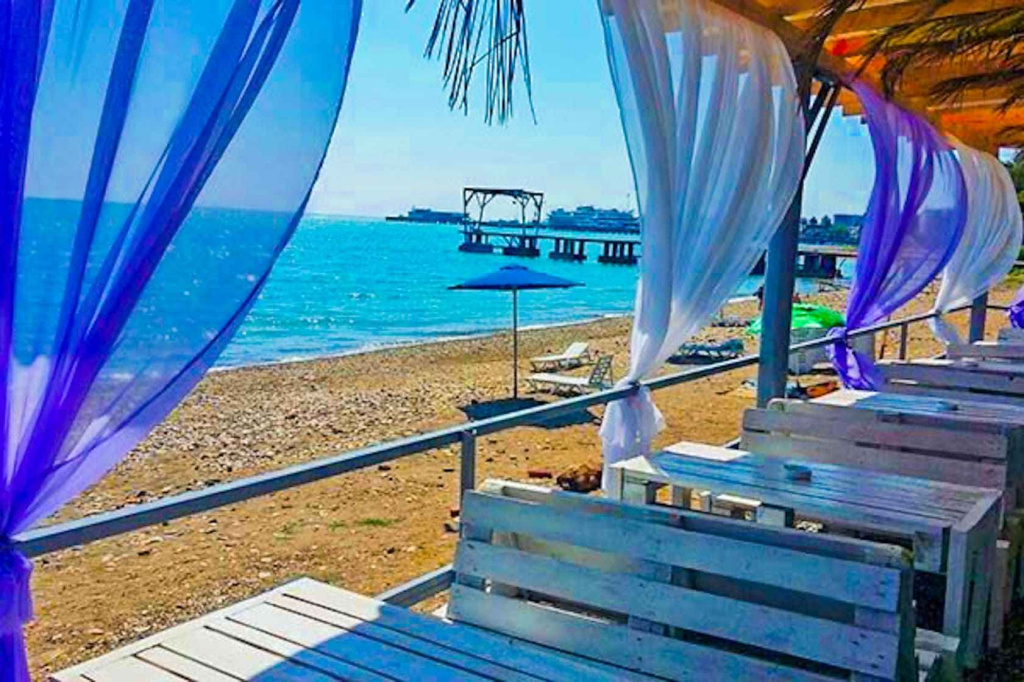 Отель Страна Души в Сухум, Абхазия - вид на пляже.jpg