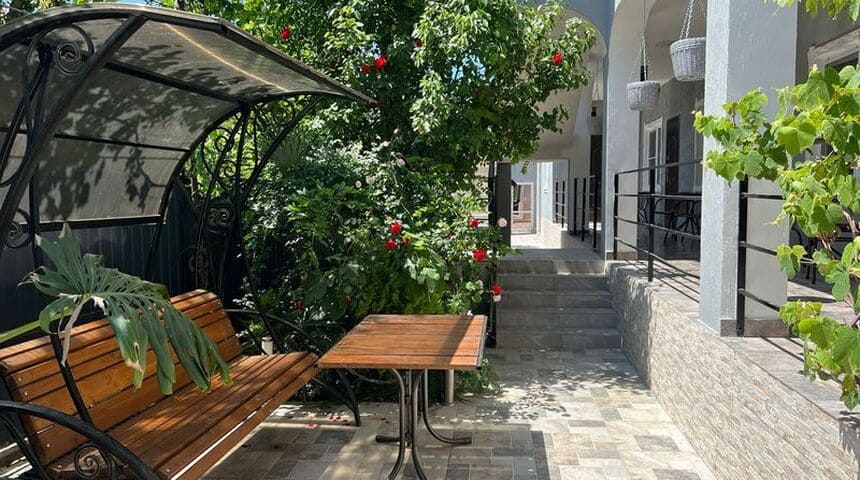 Гостевой дом Изумрудный в г.Гагра столик во дворе.jpg