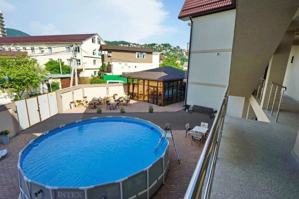 Гсотевой дом Валенсия в Лазаревском-бассейн.jpg