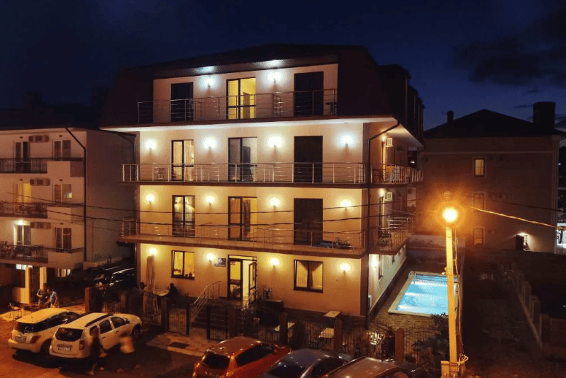 Гостевой дом Achilles Palace вечером.png