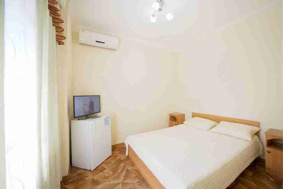 Гостевой дом Алеан в Кабардиненомер с двуспальной кроватью в белых тонах.jpg