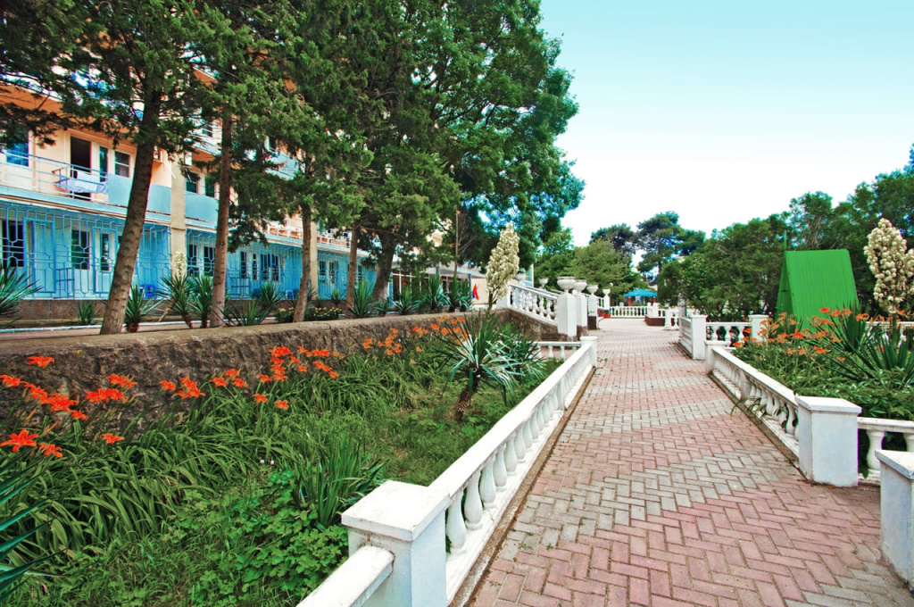 Пансионат Геленджиская бухта в Геленджике вид сбоку.jpg