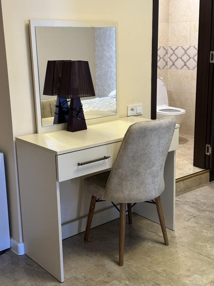 Ирис Кобулети вид на прикроватный столик.jpg