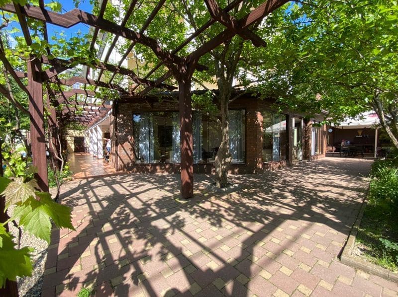 Гостевой дом Валентина в Геленджике -сад, аллея.jpg Гостевой дом Валентина в Геленджике -сад, аллея.jpg