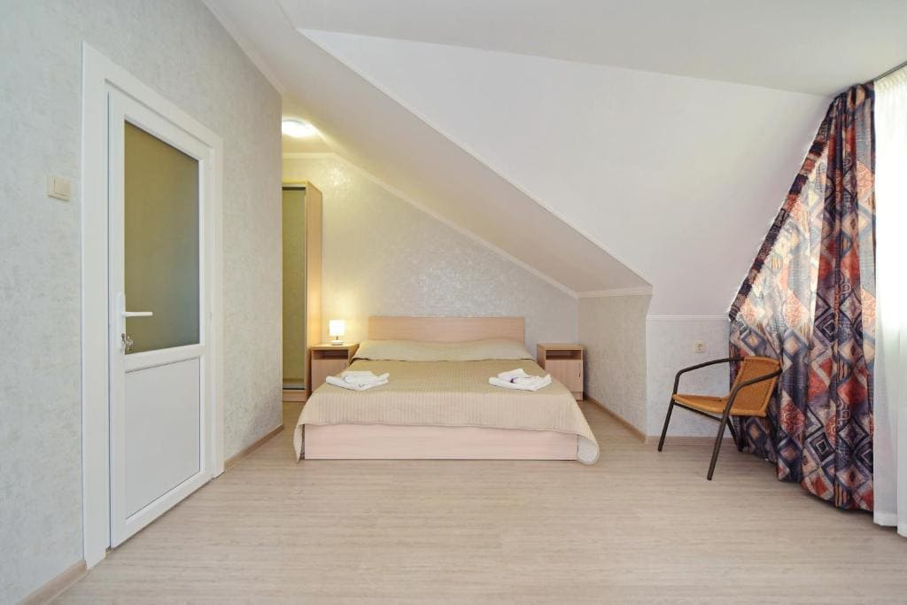 Гостевой дом Апельсин на Азовском море, двуспальная кровать, номер под мансардой.jpg