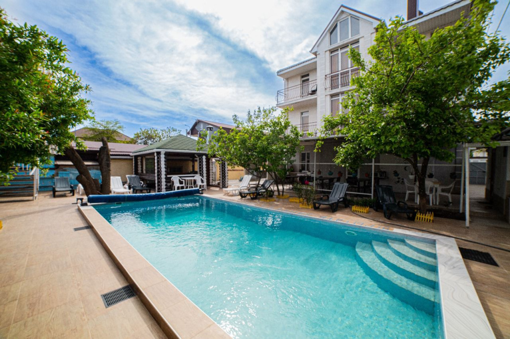 Гостевой дом Солнышко в Геленджике, бассейн вид сбоку, заход.jpg