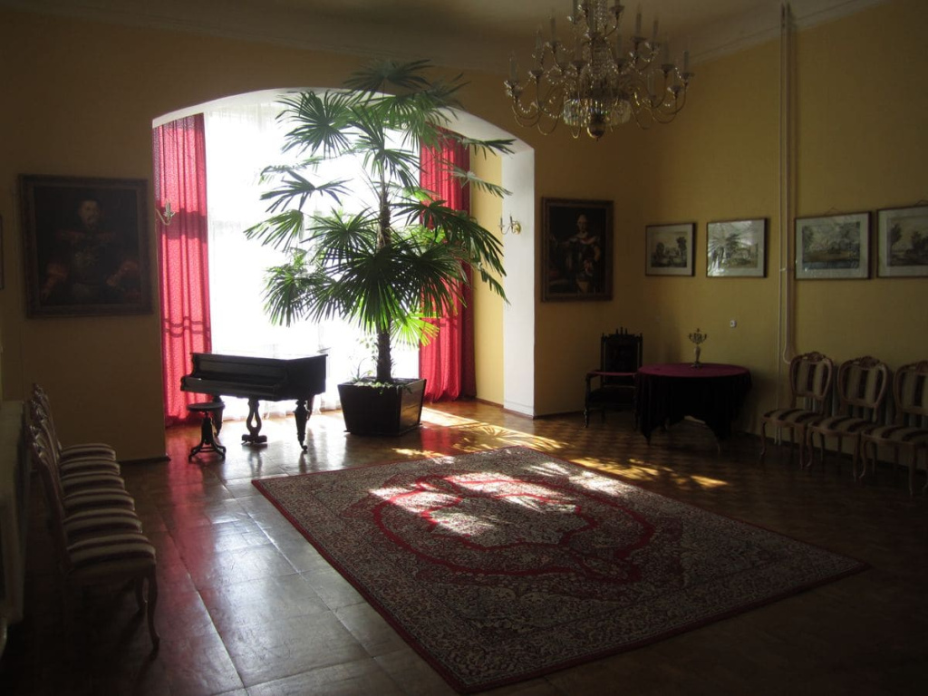 Пружанский дворец- внутри.jpg