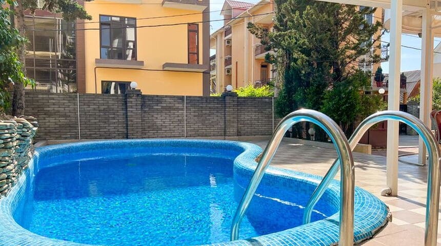 Гостевой дом Шарм в Адлере - бассейн.jpg