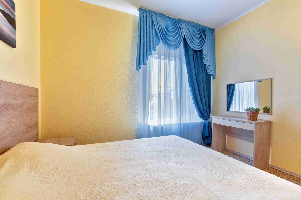 Гостевой дом Алеан в Кабардиненомер двуспальная кровать в номере.jpg