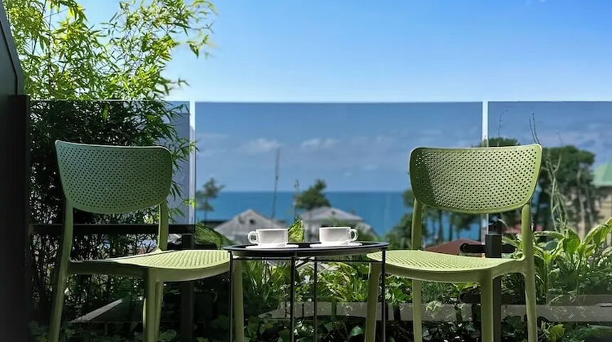 Отель Bamboo Garden столик с двумя стульями.jpg