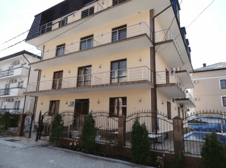 Гостевой дом Achilles Palace сбоку.png