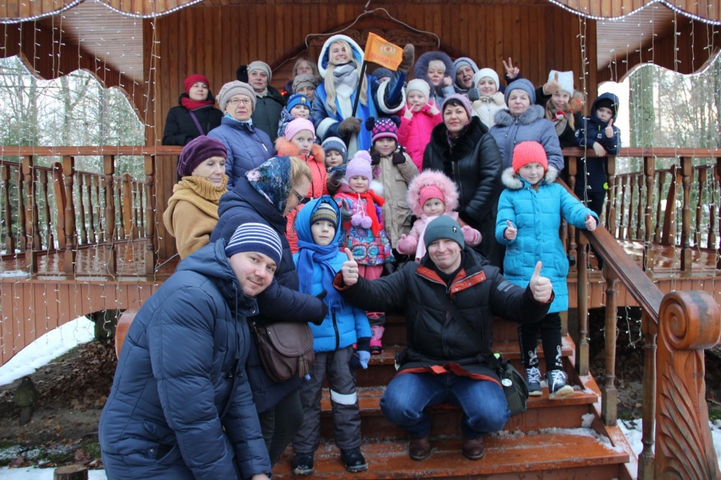 Группа Туристической Компании Аркаим-Тур на крыльце терема Снегурочки в поместье Деда Мороза 