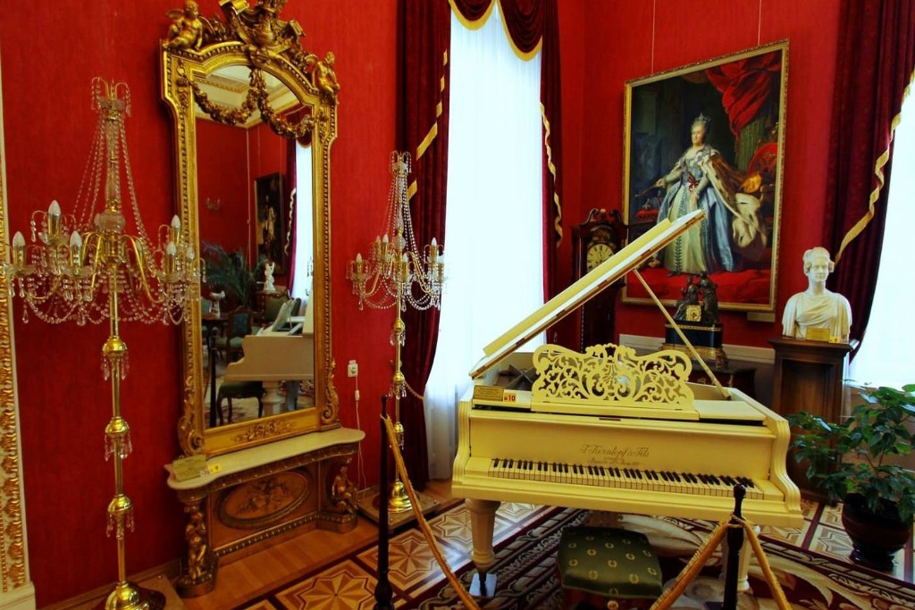 Дворец Пацкевичей- внутрений зал, рояль.jpg