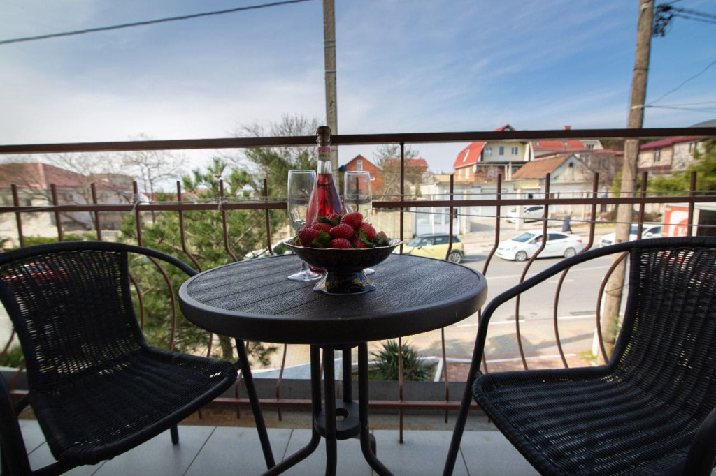 Гостевой дом Солнышко в Геленджике, глубника с шампанским, вид на удицу.jpg