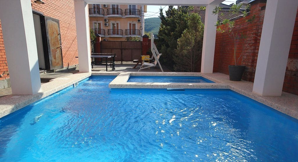 Гостевой Дом Профит - бассейн.jpg