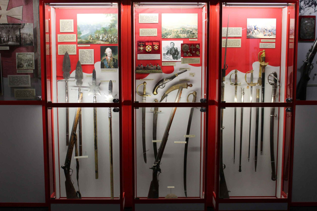 Музей воинской славы, гомель внутренний зал с оружием_3.jpg