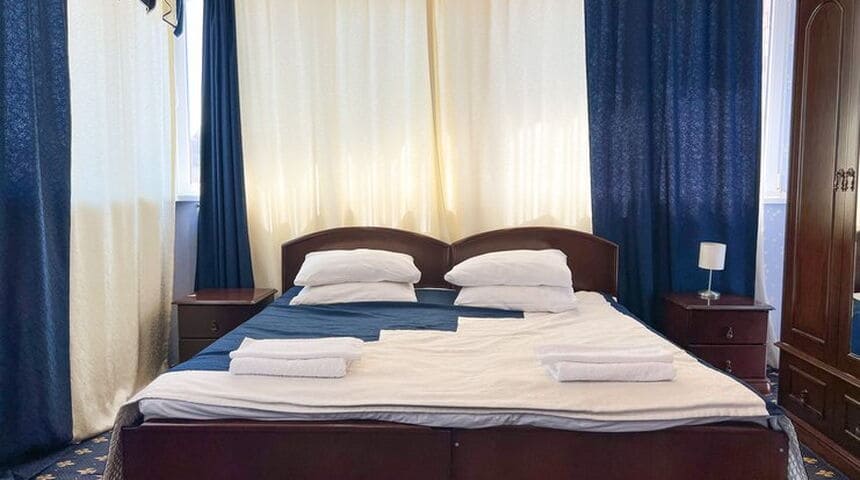 Гостевой дом Шарм в Адлере -двуспальная кровать застелена.jpg