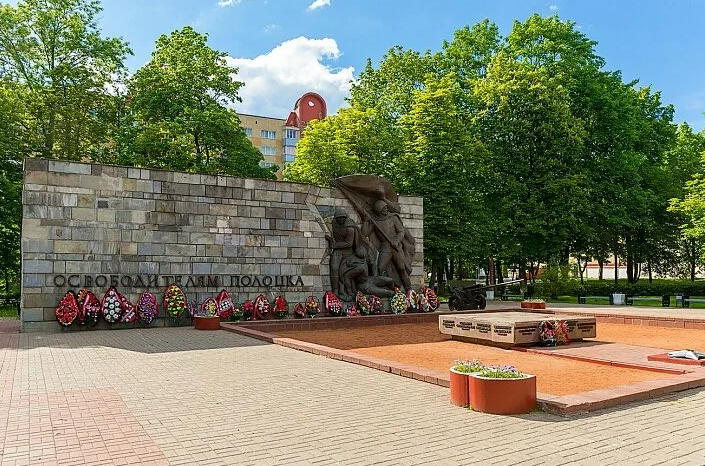 Площадь Свободы и памятники Русскому оружию и воинам-освободителям, Полоцк.png