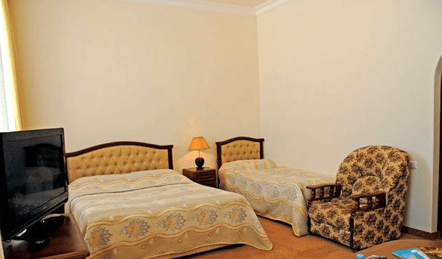 Санаторий Олимпия в Джемруквходная номер с двуспальной кроватью и односпальной.png