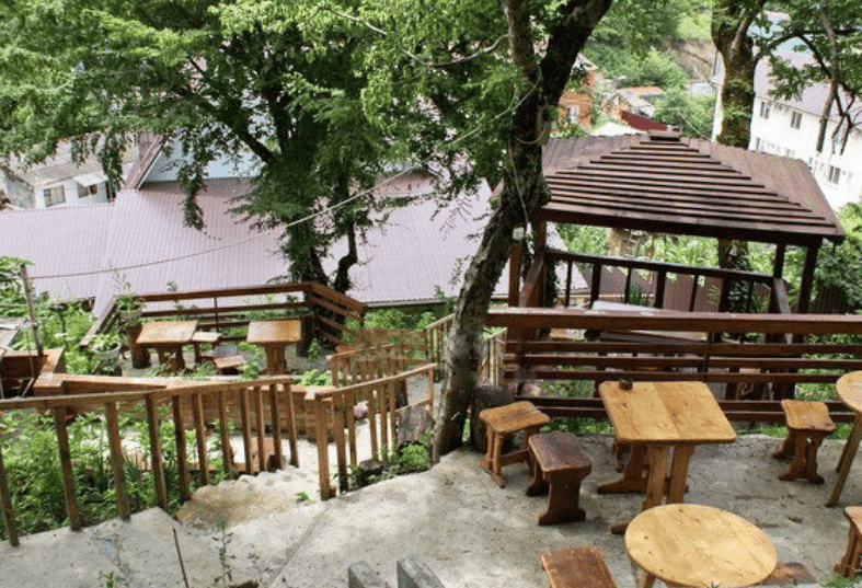 Гостевой дом Дубовая роща в Лермонтово беседка сверху.png