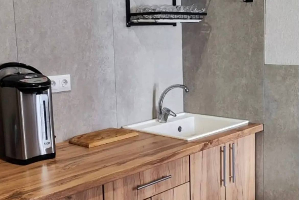 Гостевой дом Амина - кухня вид сбоку.jpg